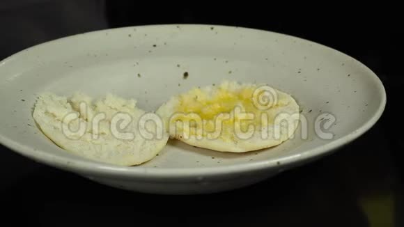 用人造黄油和奶酪填充委内瑞拉传统食品视频的预览图