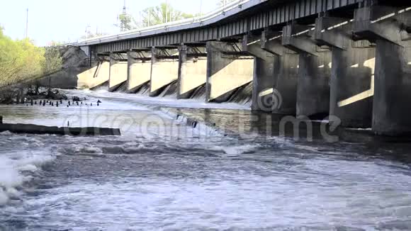 水力发电站水溢过大坝视频的预览图