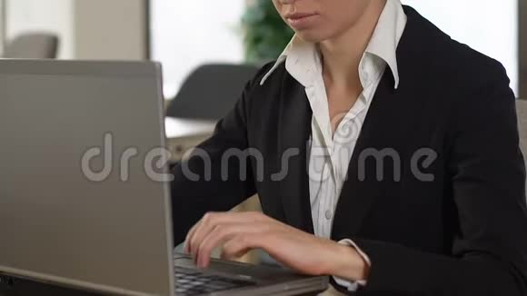 女经理在手提电脑上打字手腕疼痛腕管综合症视频的预览图