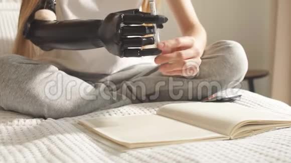 残疾女孩试图用人工手臂握笔视频的预览图