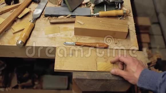 木工将木须梳子插入木纹手工制作4k视频的预览图