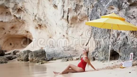 白种人孕妇在沙滩海滩上度假放松视频的预览图