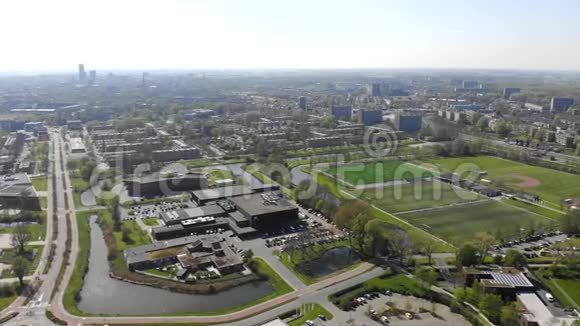 飞过卢瓦登镇无人机俯瞰城市视频的预览图