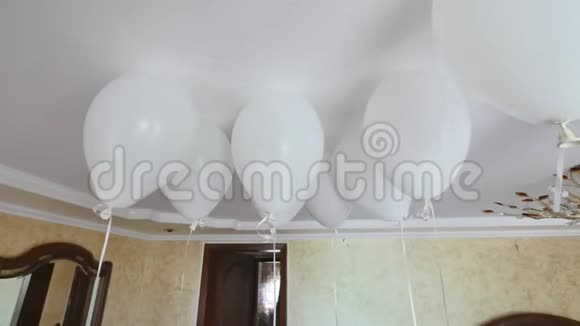 房间里的白色气球视频的预览图