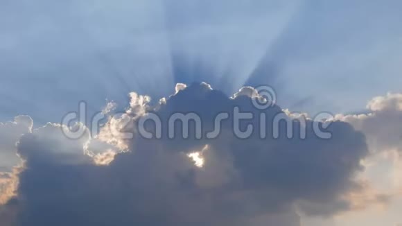 时间流逝的云在天空中从太阳上移开并发光视频的预览图