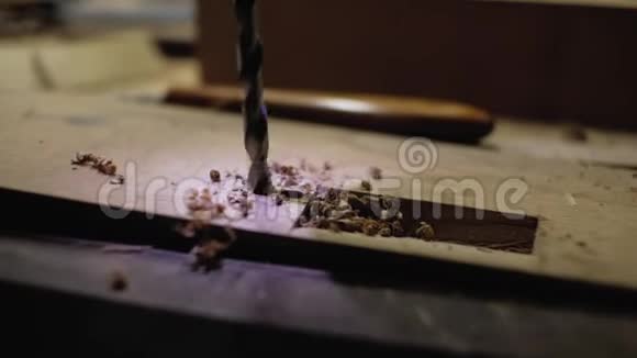 金属钻在木制的细节上打了个洞背光钻关闭4k视频的预览图