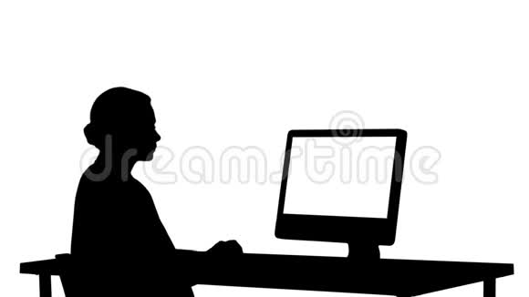 剪影商务人士与电脑在桌上工作视频的预览图