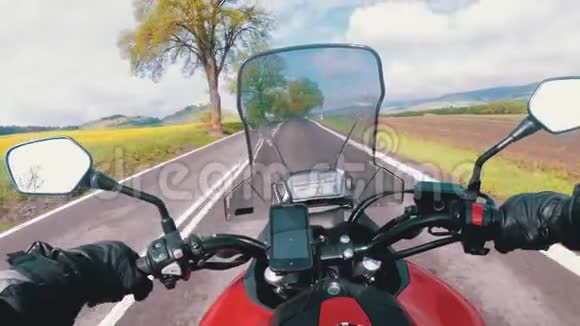 骑在斯皮斯城堡附近的公路上斯皮斯基赫拉德斯洛伐克视频的预览图