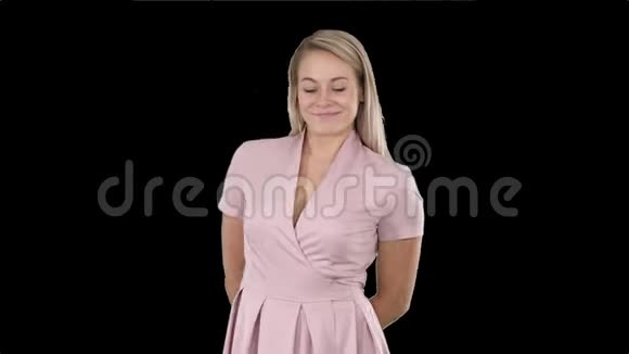派对上的迷人女人穿着粉红色的舞蹈和微笑阿尔法频道视频的预览图