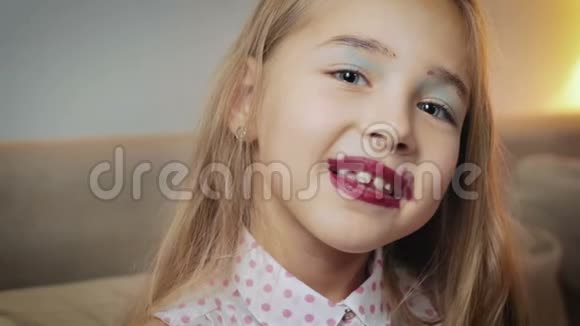 小可爱的女孩在镜头前摆姿势视频的预览图
