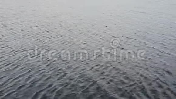 湖在蓝天的映衬下视频的预览图