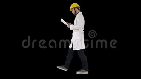 工程师经理带着安全帽走路拿着纸检查阿尔法频道视频的预览图