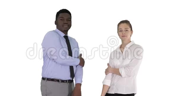一个商人和一个商人在白色背景下鼓掌视频的预览图