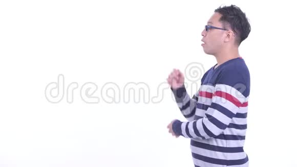戴眼镜的快乐日本嬉皮士形象视频的预览图