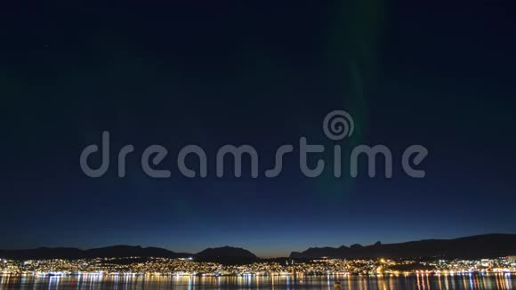 北极光雄伟的北极光随着太阳下山在特罗姆瑟市的岛屿上翩翩起舞视频的预览图