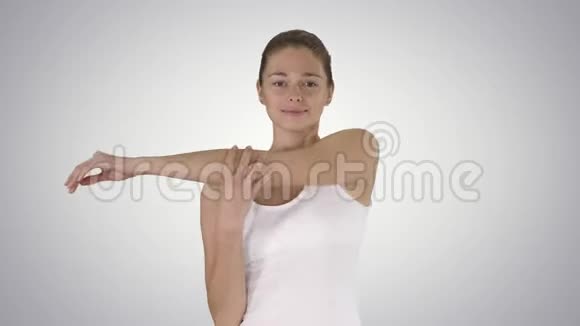 女人快乐微笑的女人伸展手臂而走在梯度背景视频的预览图