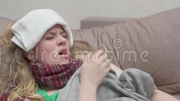 少女咳嗽喉咙痛她感冒了视频的预览图