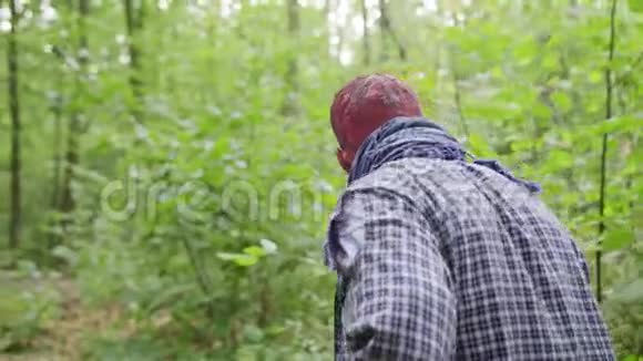 僵尸正在穿过树林视频的预览图