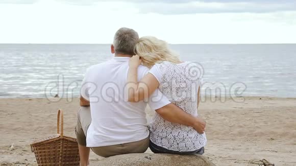老夫妇坐在一起望着大海视频的预览图