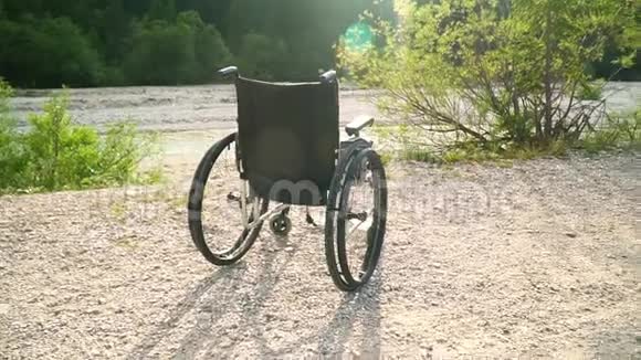 夏季阳光充足的公园里外面的空轮椅缓慢运动背景是绿色的自然升起太阳视频的预览图