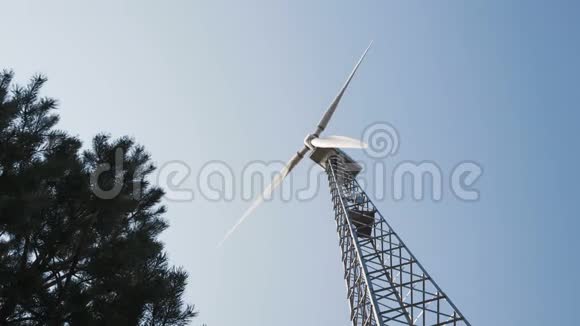 一个强大的风力发电机根据气流的方向改变安装位置视频的预览图