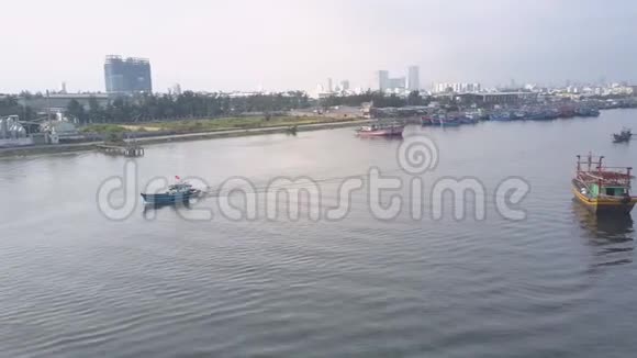 小型摩托艇用停泊船停泊在堤岸码头视频的预览图