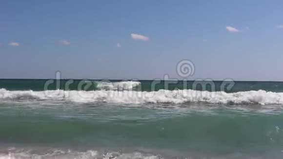 海浪从2018年夏天开始在保加利亚奥博佐镇的黑海游客视频的预览图