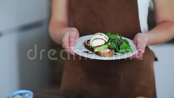 女人拿着牛油果煮鸡蛋三文鱼和干酪视频的预览图