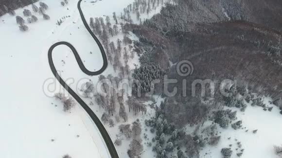 罗马尼亚的Transalpina雪山路视频的预览图