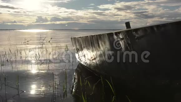 日落时湖岸的船视频的预览图