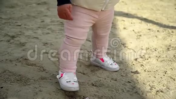 小宝宝学会走路第一步慢运动120fps站起来快乐的童年家庭高清高清视频的预览图
