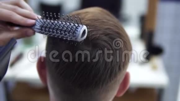 理发店里的人发干吹风机的理发师发型视频的预览图