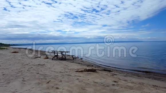 沿着美丽的沙滩海滨野餐桌夏日阳光假期海滨海滩目的地与美丽的天空视频的预览图