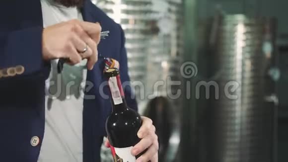 一个人正在打开一瓶藤蔓开瓶葡萄酒视频的预览图