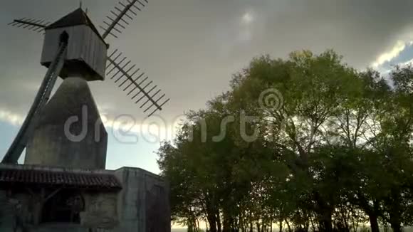 日落时的风车视频的预览图
