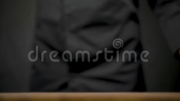 在黑色背景的木桌上撒上面粉视频的预览图
