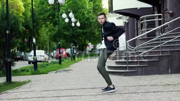 在街上疯狂的滑稽舞蹈非常快乐的男人视频的预览图