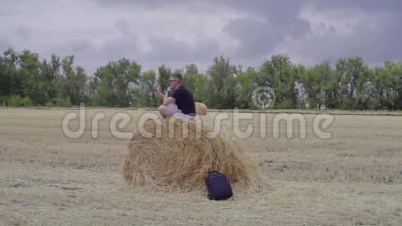 旅行者坐在一捆干草上自拍视频的预览图