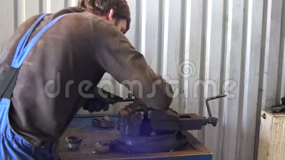 男工在车库用锉刀打磨生锈的金属视频的预览图