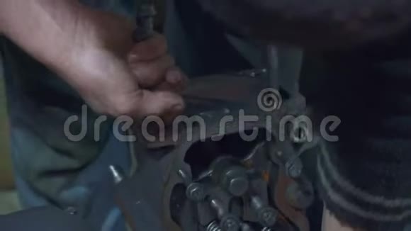 机械师修理卡车零件特写视频的预览图