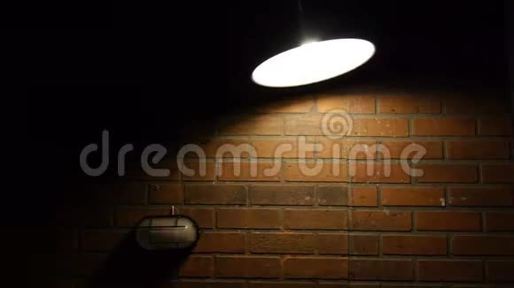 阁楼风格的天花板灯打开左右摇摆在砖墙背景上用工作室灯光拍摄灯具视频的预览图