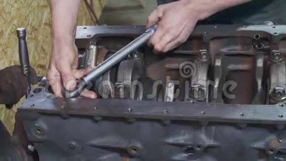 机械修理卡车发动机特写视频的预览图