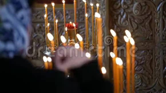 在东正教教堂的烛台上燃蜡烛视频的预览图