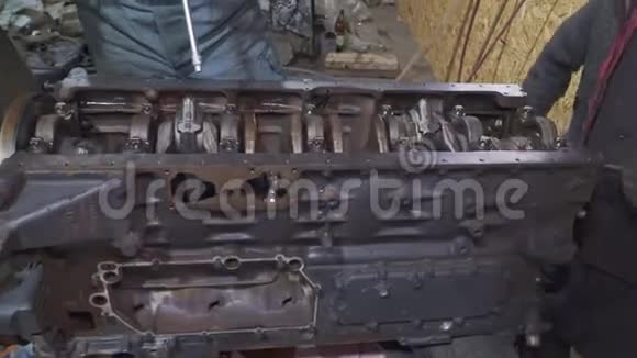 机械修理卡车大型发动机视频的预览图