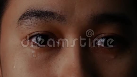 闭上女人的眼睛在黑色的背景上流泪视频的预览图