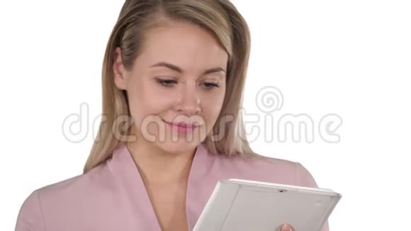 活跃的商业女性持有平板电脑的白色背景视频的预览图