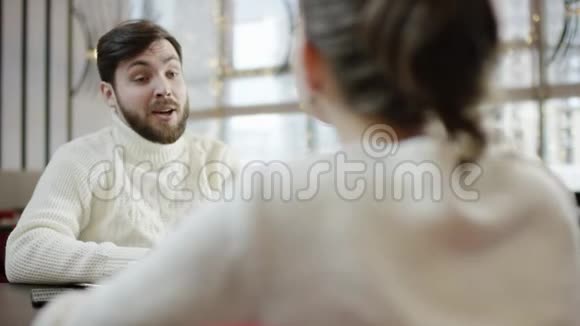 成年男子在咖啡馆给女朋友送礼物包视频的预览图
