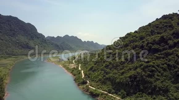 平静的河流在山与路之间田野之间视频的预览图