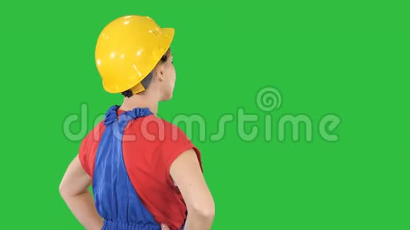 工程师建筑工人妇女转向相机和微笑的绿色屏幕铬键视频的预览图