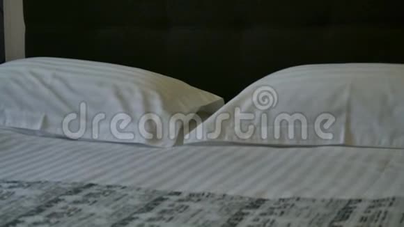 酒店客房提供双人床带白色床单的双人床视频的预览图